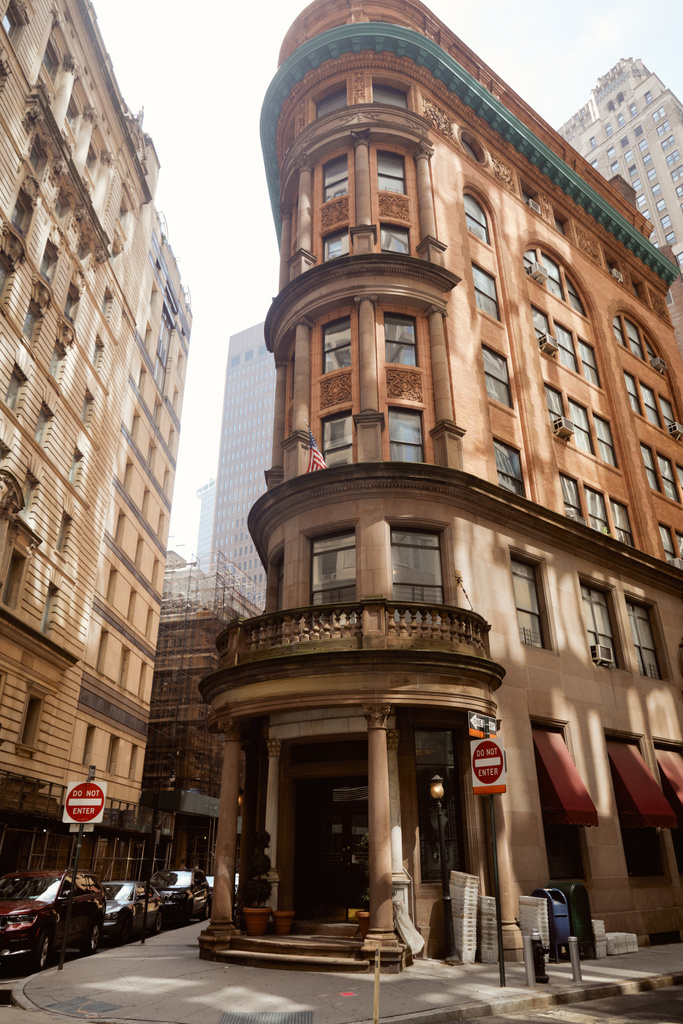 vintage building with stone balustrade on balcony in downtown of new york city, urban architecture - Photo, Image