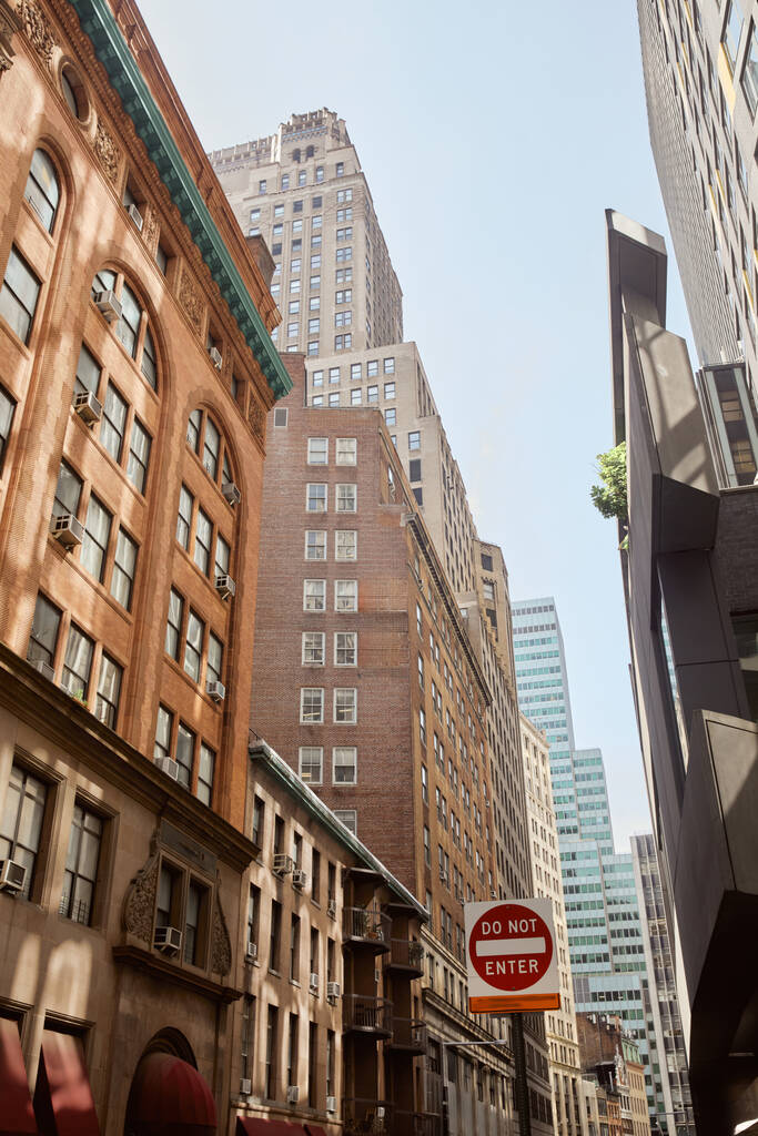 niet in te voeren bord op de laan met moderne en vintage gebouwen in New York stad, stedelijke stratenschap - Foto, afbeelding