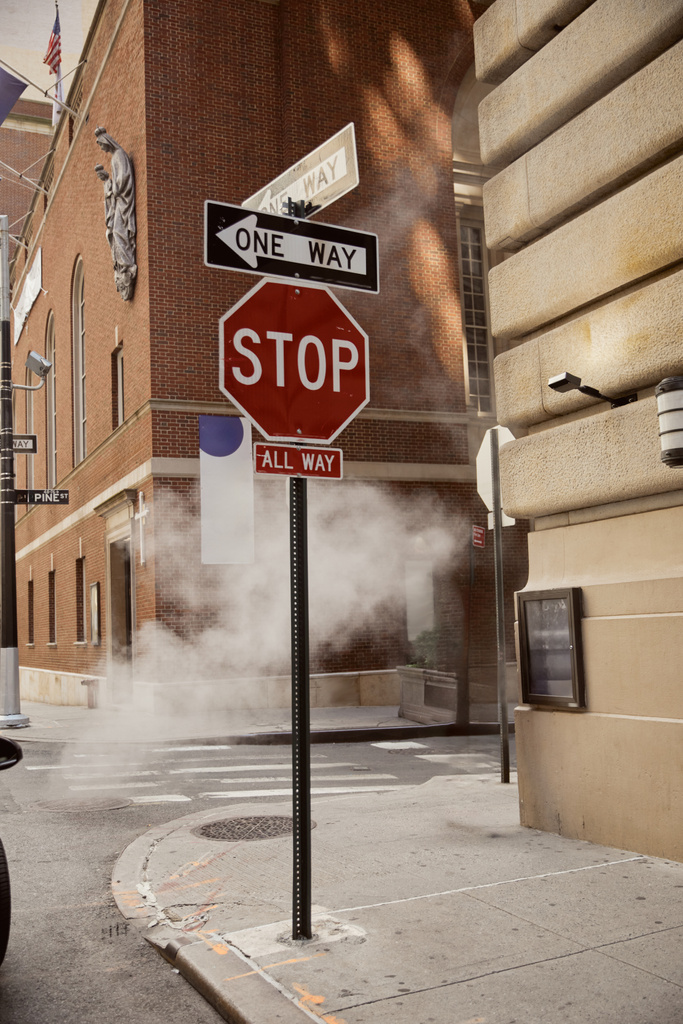 ニューヨーク市のダウンタウンにある道路標識やヴィンテージビルに近い蒸気 - 写真・画像