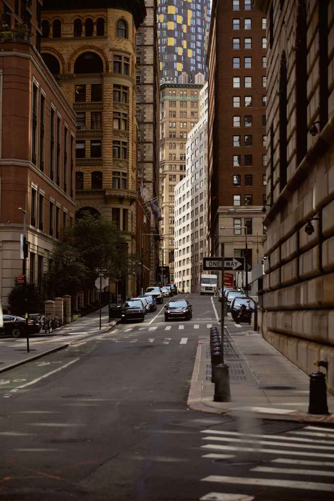 Нью-Йоркский проспект с современными и старинными зданиями и автомобилями, движущимися по проезжей части, городской уличный пейзаж - Фото, изображение
