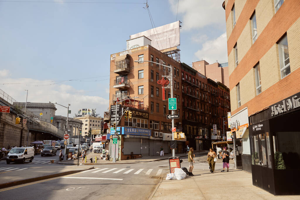 NEW YORK, USA - NOVEMBER 26, 2022: forgalmas sugárút autókkal, üzletekkel és gyalogosokkal a kínai negyedben - Fotó, kép