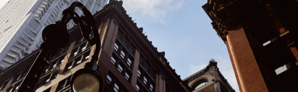 バナー, ニューヨーク市の空に対する近代的でヴィンテージの建物の近くのランタンの低い角度ビュー - 写真・画像