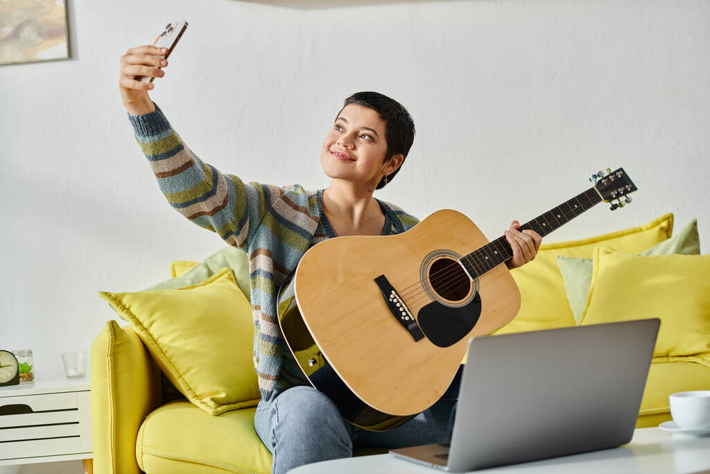 joyeuse jeune femme prenant selfie avec guitare pendant les cours de musique en ligne, éducation à la maison - Photo, image