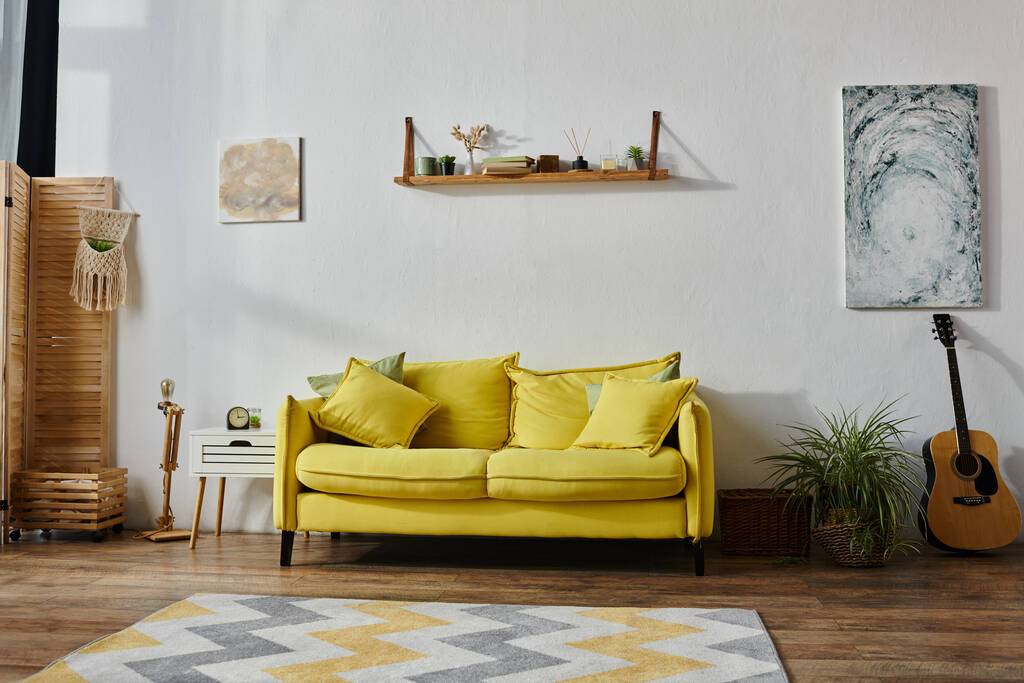 Canlı geniş oturma odasında, gitarın ve mobilyaların yanında büyük sarı kanepenin nesne fotoğrafı. - Fotoğraf, Görsel