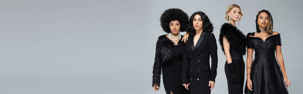 elbűvölő multikulturális barátnők teljes fekete ruhák szürke háttér, vízszintes banner - Fotó, kép