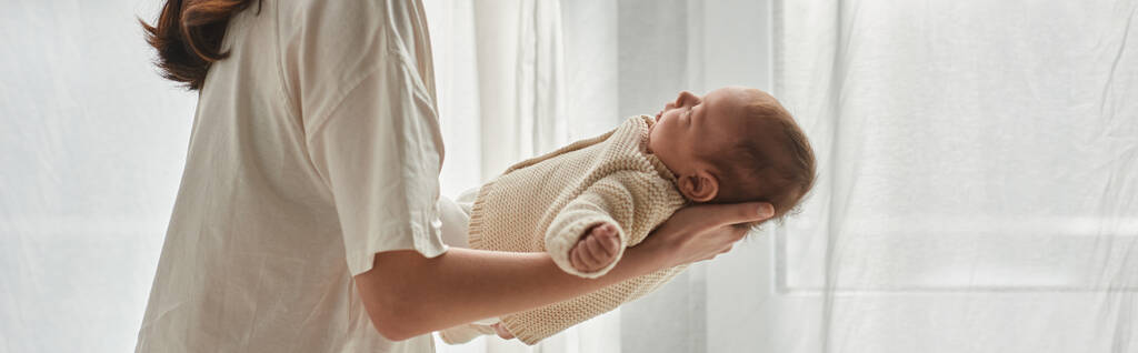 tapılası yeni doğmuş bebek annesinin sevgi dolu kollarında ona bakıyor, aile kavramı, afiş - Fotoğraf, Görsel