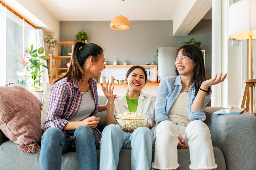 Boldog szép kínai nők barátok kötődés otthon - játékos csinos ázsiai női felnőttek találkoznak, és jól érzik magukat otthon, fogalmak az életmód, a családi élet és a barátság - Fotó, kép
