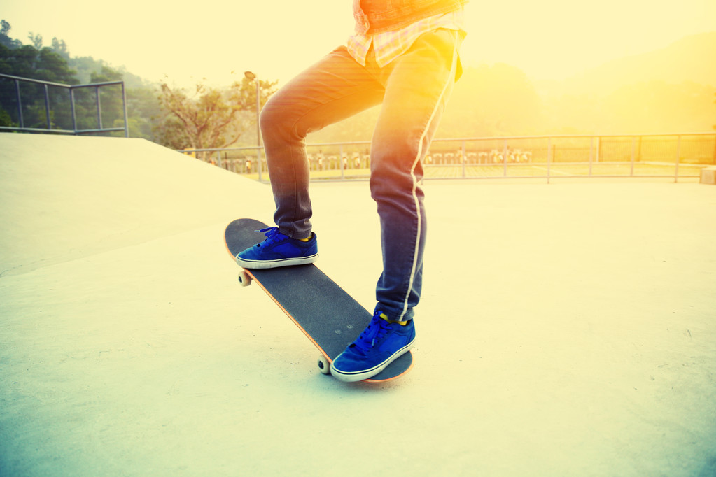 Homme avec skateboard au skatepark
 - Photo, image