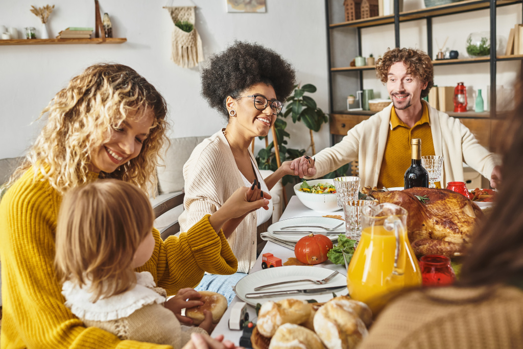 šťastná multiraciální rodina drží za ruce a modlí se u stolu Díkůvzdání, vděčný za jídlo - Fotografie, Obrázek