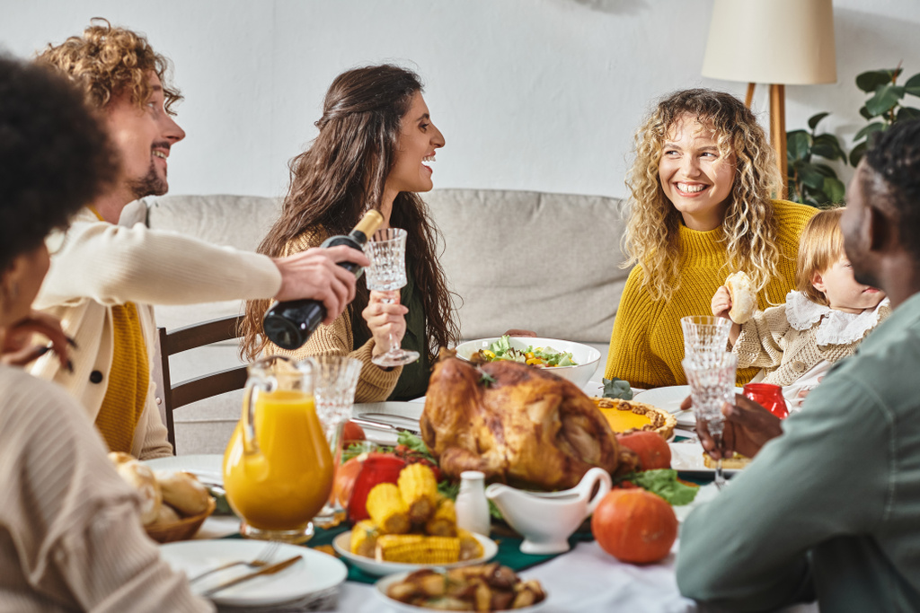 Conceito de celebração de ação de graças, família interracial feliz e amigos celebrando férias em casa - Foto, Imagem