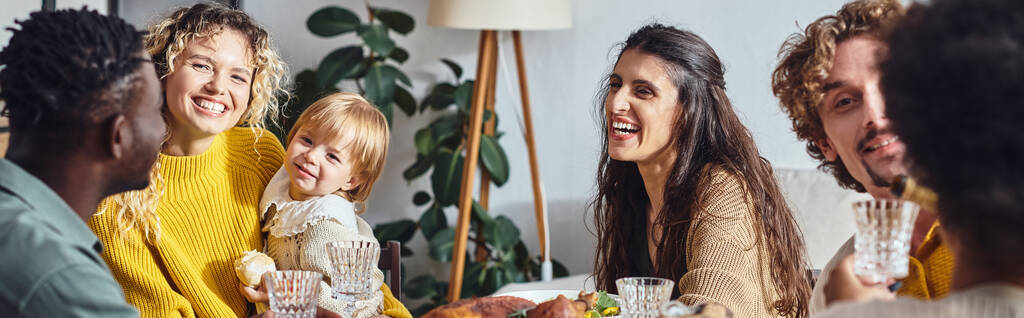 bannière de heureux interracial famille et amis ayant dîner de vacances sur Thanksgiving près de la dinde - Photo, image