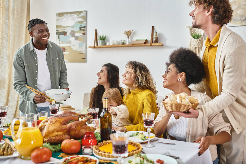 Hálaadási hagyományok, boldog többnemzetiségű barátok és családi összejövetel pulykás asztalnál - Fotó, kép