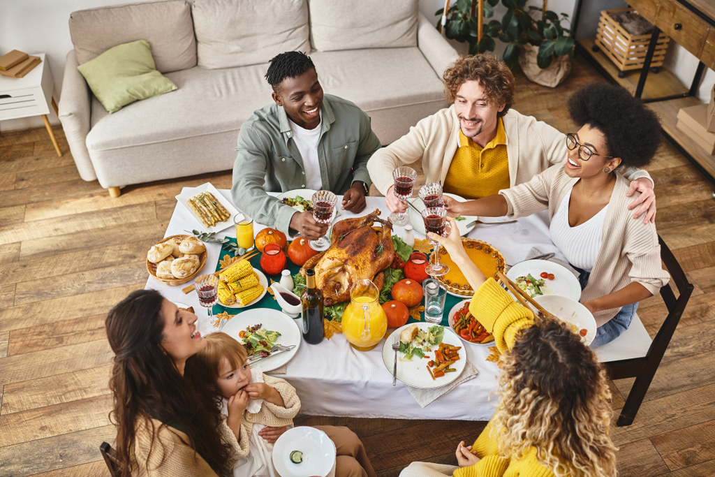 Joyeux Thanksgiving, amis interracial joyeux et famille cliquetis verres de vin, vue sur le dessus - Photo, image