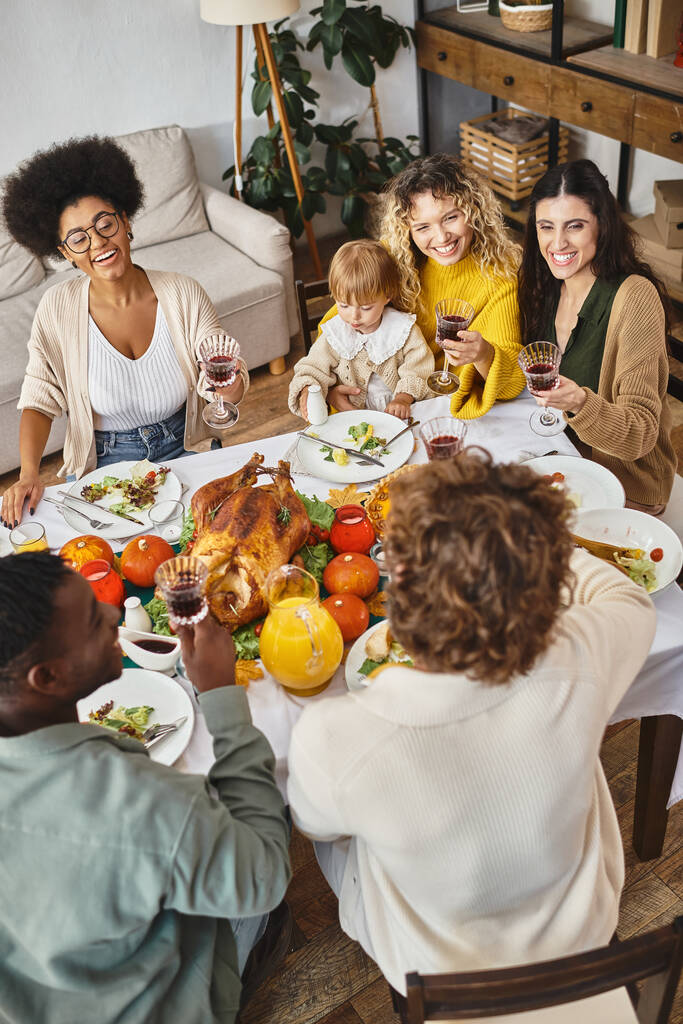 Šťastní multietničtí přátelé a rodina mají dobrý čas spolu během oslavy Díkůvzdání - Fotografie, Obrázek