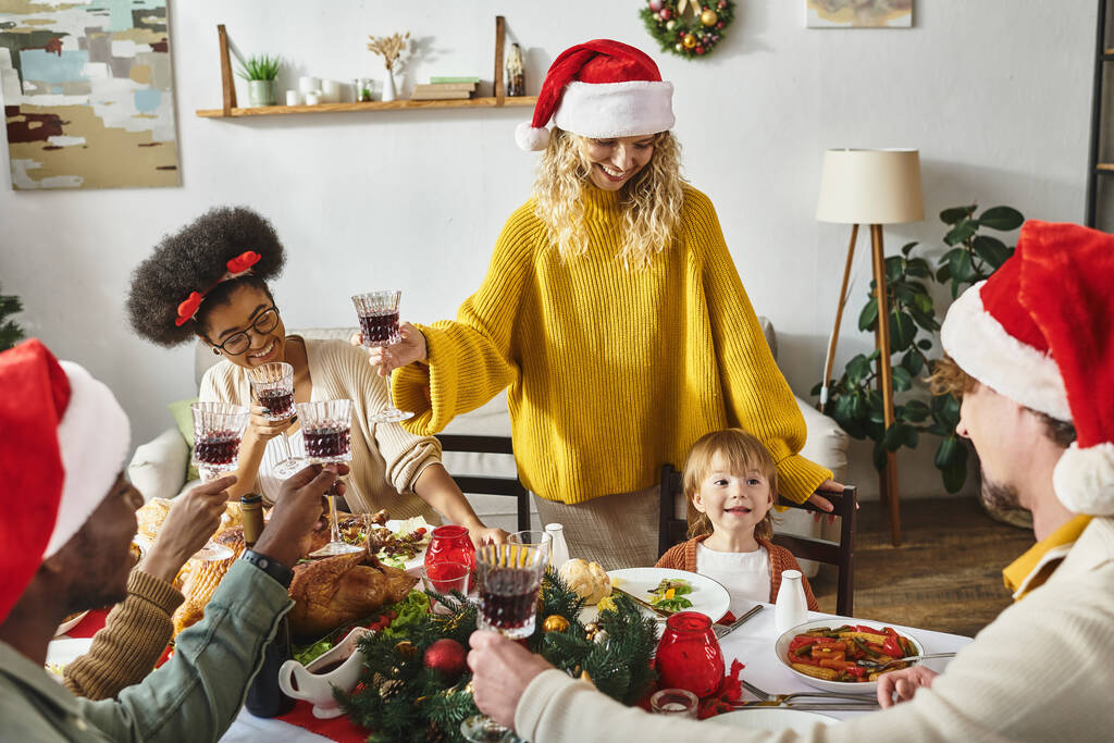 Buon Natale, felici amici multiculturali e bicchieri di famiglia vicino al bambino - Foto, immagini