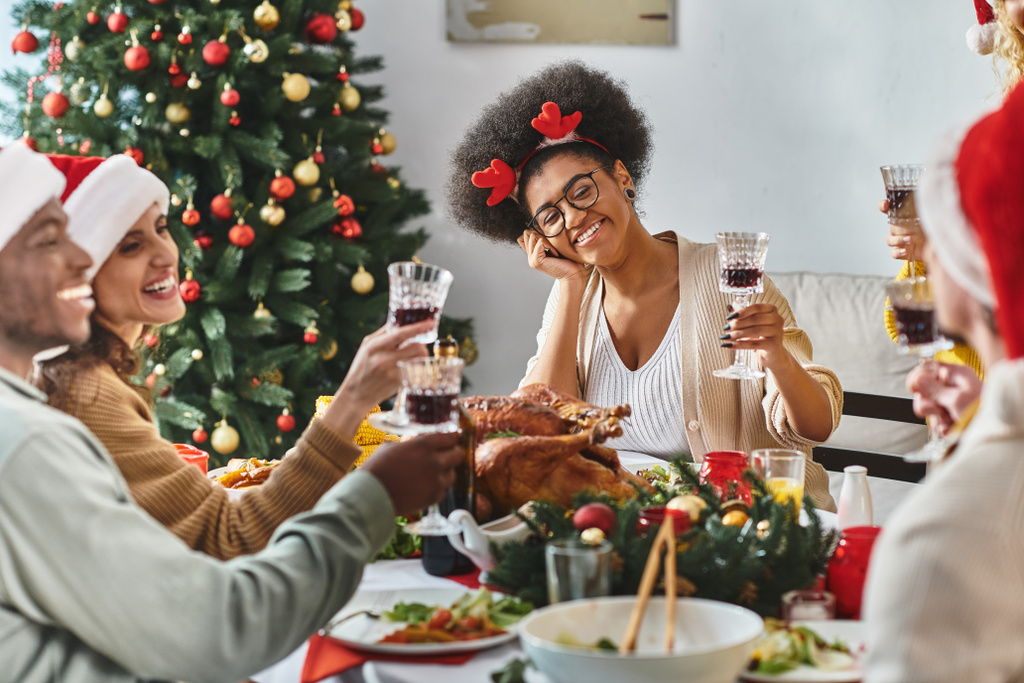 vacances d'hiver et concept de personnes, joyeuse famille multiethnique et amis célébrant Noël - Photo, image