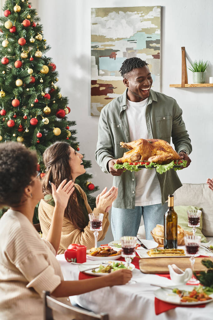 velké multikulturní rodinné gesto a smích a jeden podnos s krocanem, Vánoce - Fotografie, Obrázek