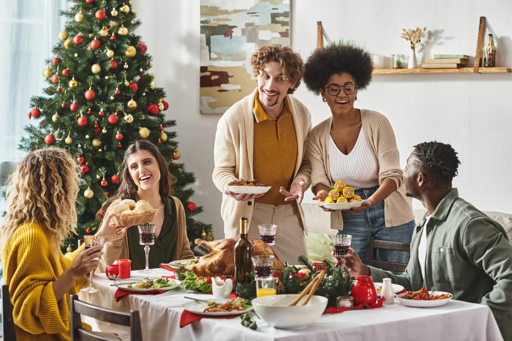 junge multikulturelle Familie in lässiger Kleidung feiert Weihnachten gemeinsam und hat viel Spaß - Foto, Bild