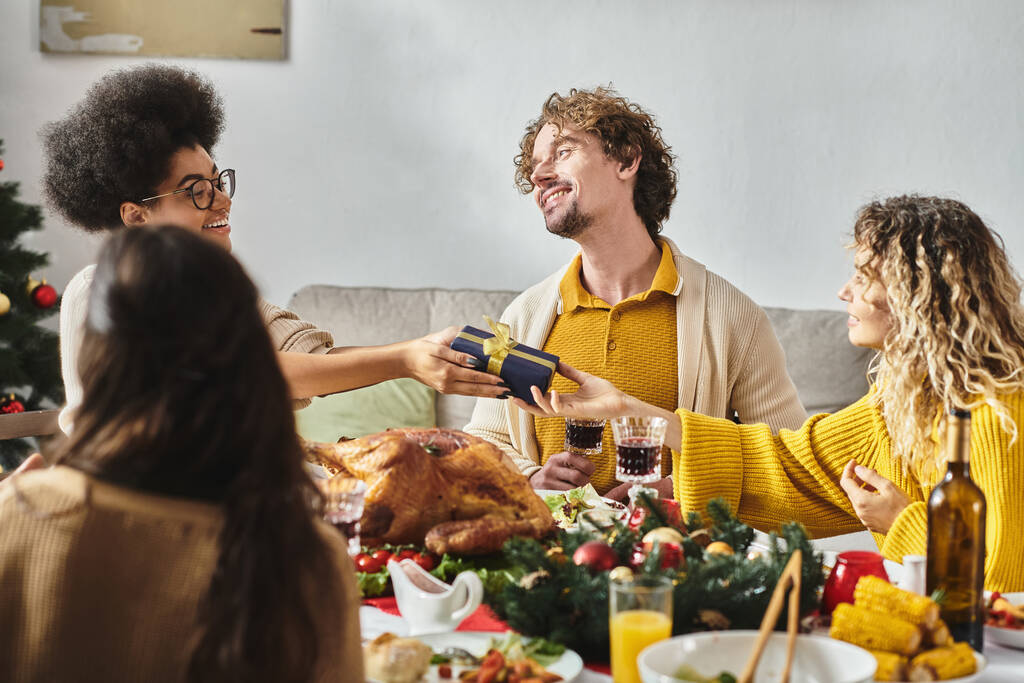 fiatal multiracionális rokonok élvezi beszélgetés és bor mosolyogva egymásra, Karácsony - Fotó, kép