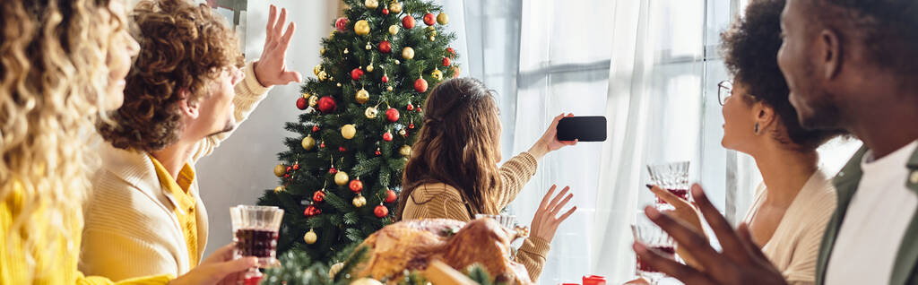 μεγάλη πολυπολιτισμική οικογένεια χειρονομώντας χαιρετώντας και βγάζοντας selfie στο τραπέζι των διακοπών, Χριστούγεννα, πανό - Φωτογραφία, εικόνα