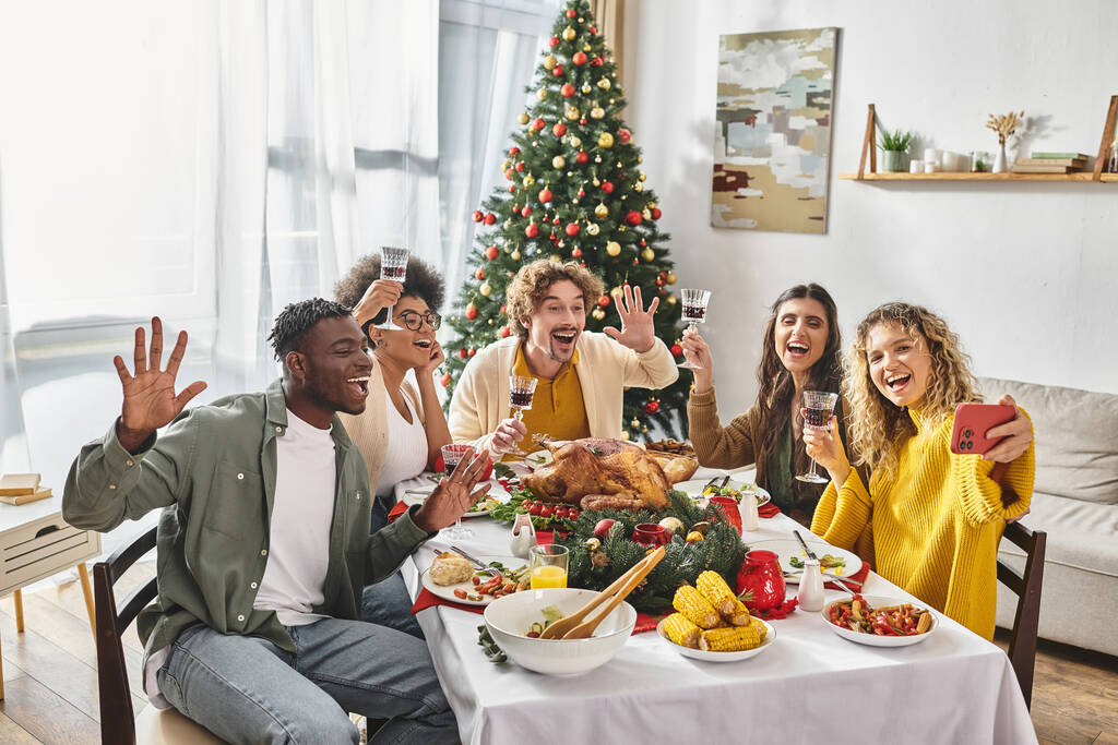 multikulturní radostné příbuzné, kteří se vesele smáli a aktivně gestikulovali, Vánoce - Fotografie, Obrázek