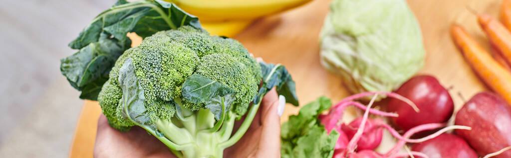 vista superior de la mujer vegetariana con brócoli sobre frutas y verduras frescas, pancarta horizontal - Foto, Imagen