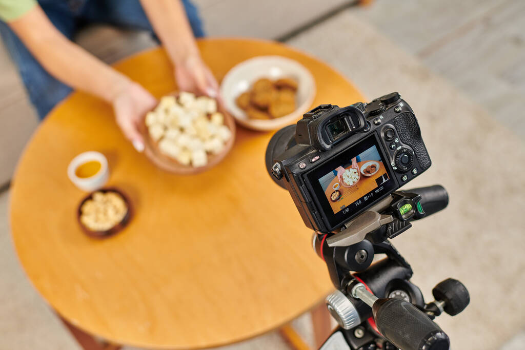 foco na câmera digital perto de mulheres com prato de queijo tofu vegetariano perto da refeição vegetariana - Foto, Imagem