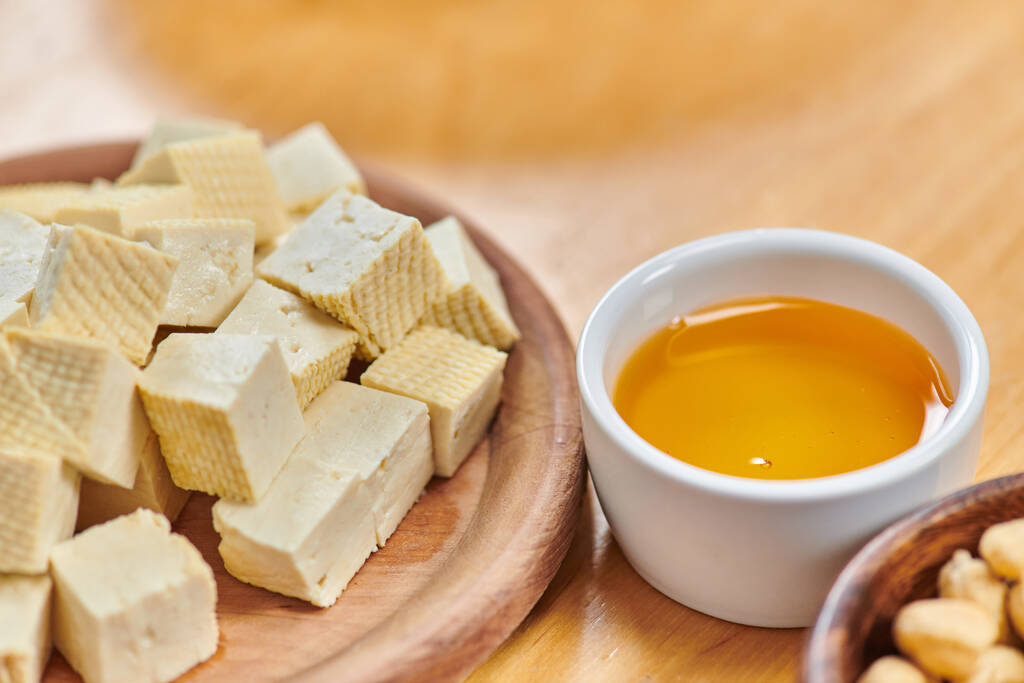 крупним планом смачний тофу сир і натуральна оливкова олія, здорове харчування і вегетаріанство концепція - Фото, зображення