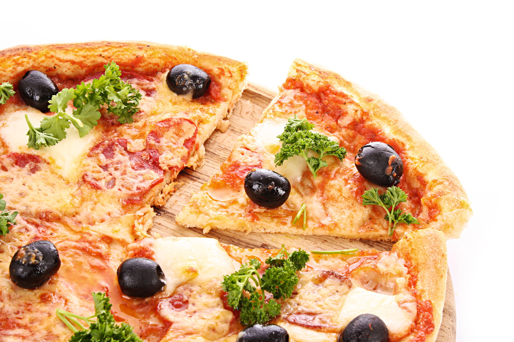 Pizza mit Oliven isoliert auf weiß - Foto, Bild