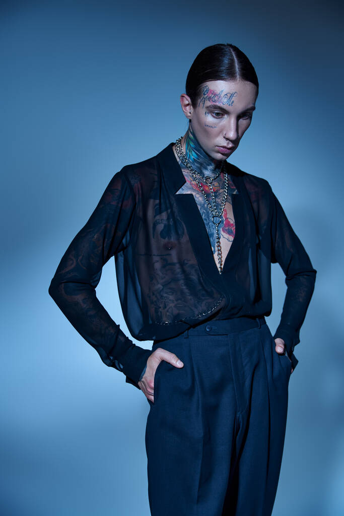 красивий стильний чоловік у привабливій прозорій сорочці з татуюваннями руками в кишенях, мода - Фото, зображення