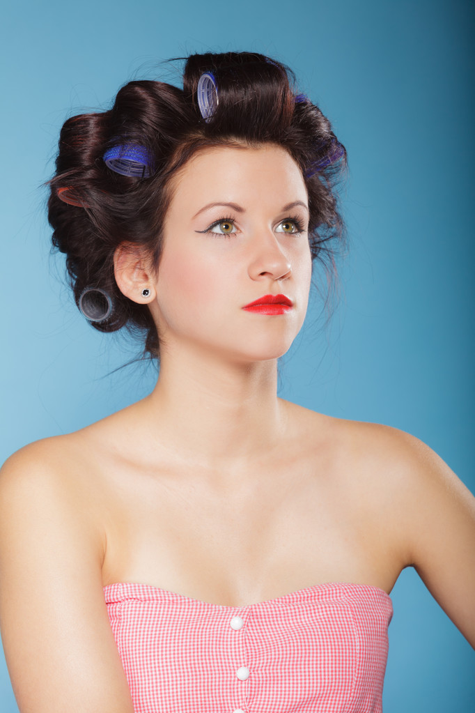 Kadın saç curlers poz ile - Fotoğraf, Görsel