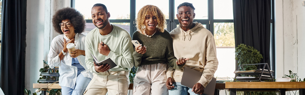 молоді афроамериканські друзі сміються під час роботи над проектом, бізнес-концепцією, банером - Фото, зображення