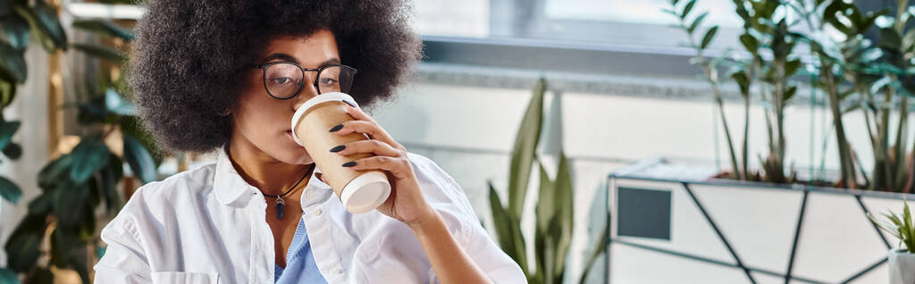 ελκυστική γυναίκα με γυαλιά πίνοντας τον καφέ της, ενώ εργάζεται για το έργο, επιχειρηματική ιδέα, πανό - Φωτογραφία, εικόνα