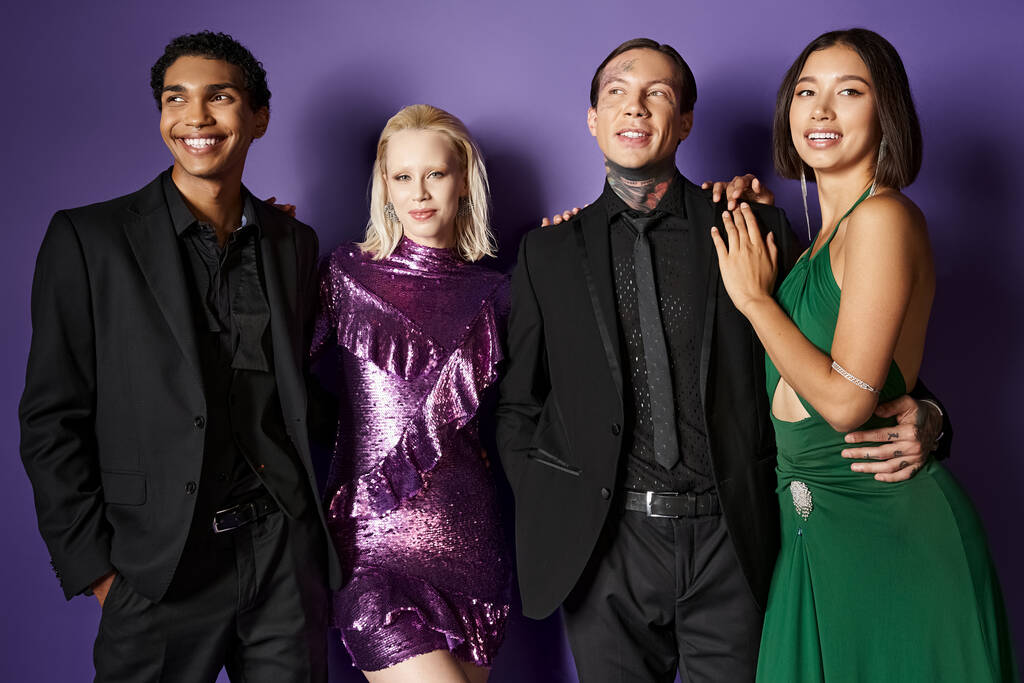Новий 2024 рік, мрійливі міжрасові друзі чоловічої та жіночої статі у святковому вбранні, обіймаючись фіолетовим - Фото, зображення