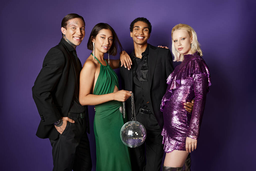 Ano Novo 2024, grupo de amigos inter-raciais alegres em ternos e vestidos de pé com bola de discoteca - Foto, Imagem