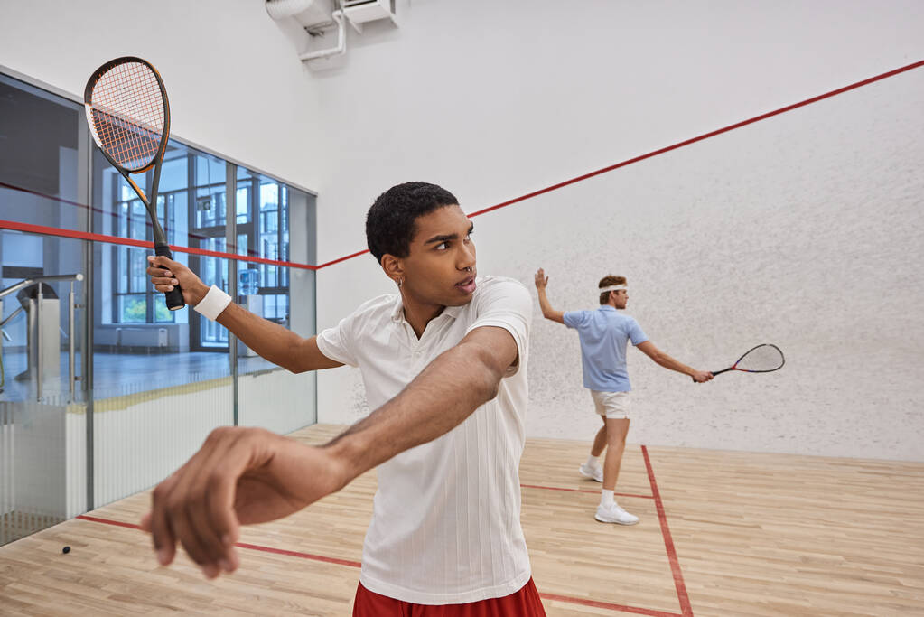 Aktif çalışan genç ırklar arası oyuncular saray içinde birlikte squash oynuyorlar, yaşam tarzı. - Fotoğraf, Görsel