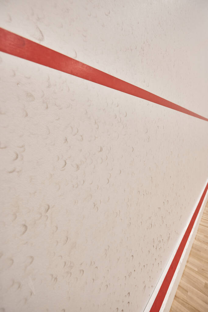 nowoczesna sala do squasha z białymi ścianami i czerwonym paskiem, koncepcja motywacji i determinacji - Zdjęcie, obraz