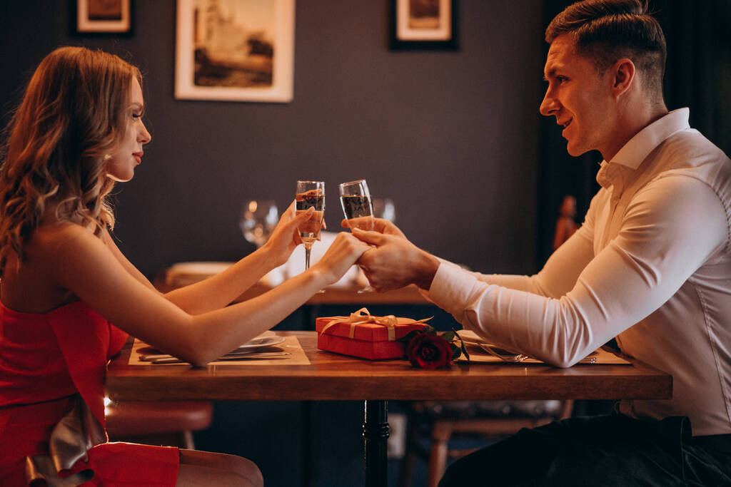 Pár večeří v restauraci na Valentýna - Fotografie, Obrázek