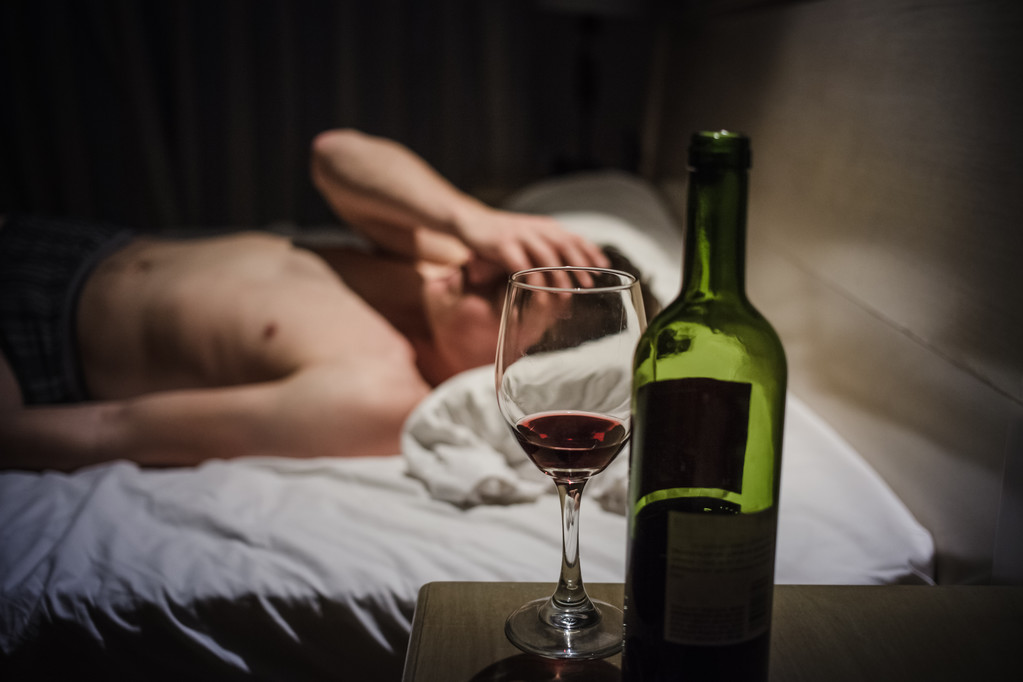 Απόλυση άνθρωπος με πονοκεφάλους σε ένα κρεβάτι τη νύχτα - Φωτογραφία, εικόνα