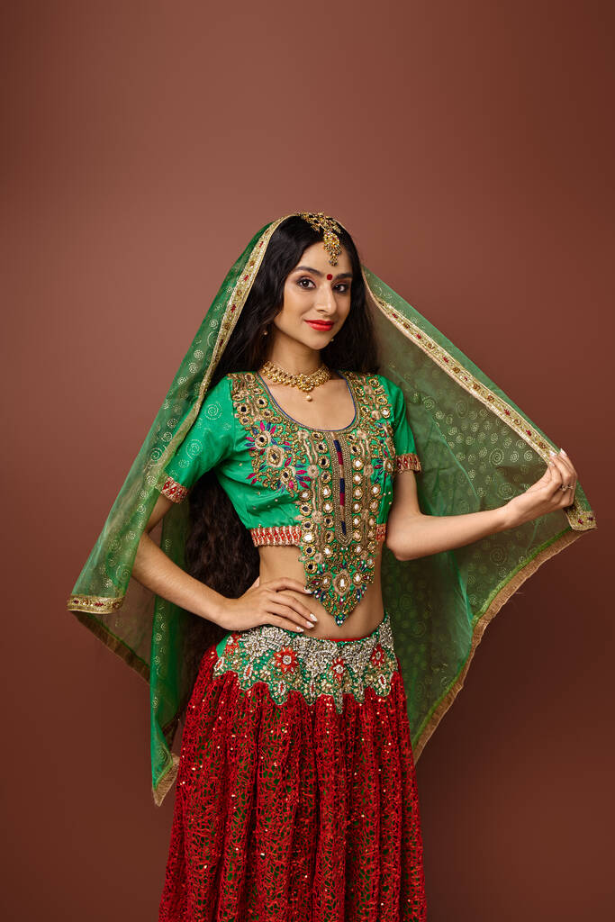 colpo verticale di bella donna indiana in abiti tradizionali con puntino bindi sorridente alla macchina fotografica - Foto, immagini