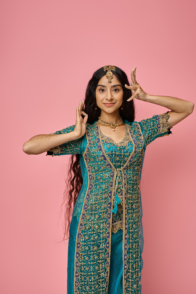 κάθετη λήψη της ελκυστική νεαρή ινδή γυναίκα σε μπλε σάρι με αξεσουάρ gesturing ζωντανή - Φωτογραφία, εικόνα