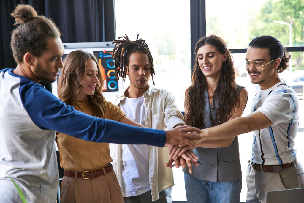 alegre equipo multiétnico uniendo las manos como signo de unidad y colaboración, la cultura moderna startup - Foto, Imagen