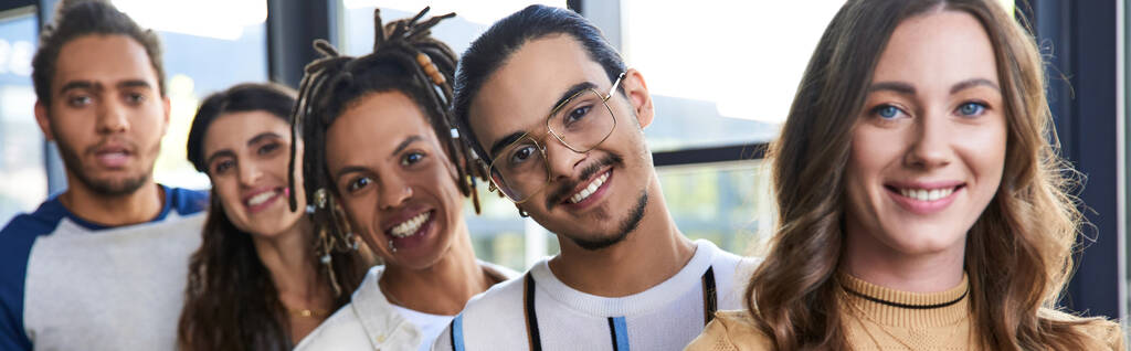 portrét úspěšného multietnického týmu usmívajícího se na kameru v kooperačním sále, horizontální banner - Fotografie, Obrázek