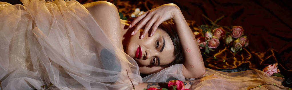 encantadora e sensual jovem mulher em vestido transparente romântico deitado entre flores florescentes, banner - Foto, Imagem