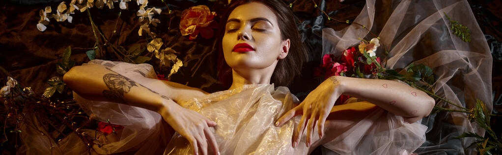 banneri, aistillinen nuori nainen romanttinen läpinäkyvä mekko makaa joukossa kauniita kukkia - Valokuva, kuva
