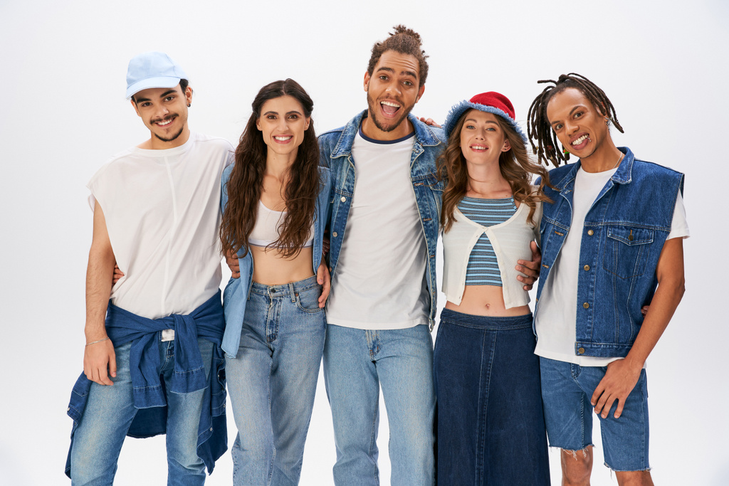 Gruppenporträt glücklicher multiethnischer Models in trendiger Freizeitkleidung auf grau, Freundschaft und Mode - Foto, Bild