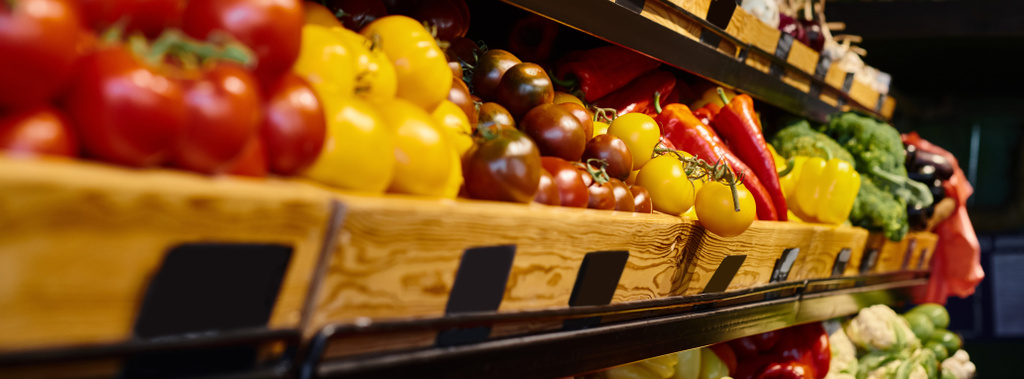 Objektfoto von einem bunten Gemüsestand mit frischen Tomaten und Paprika im Lebensmittelgeschäft, Banner - Foto, Bild