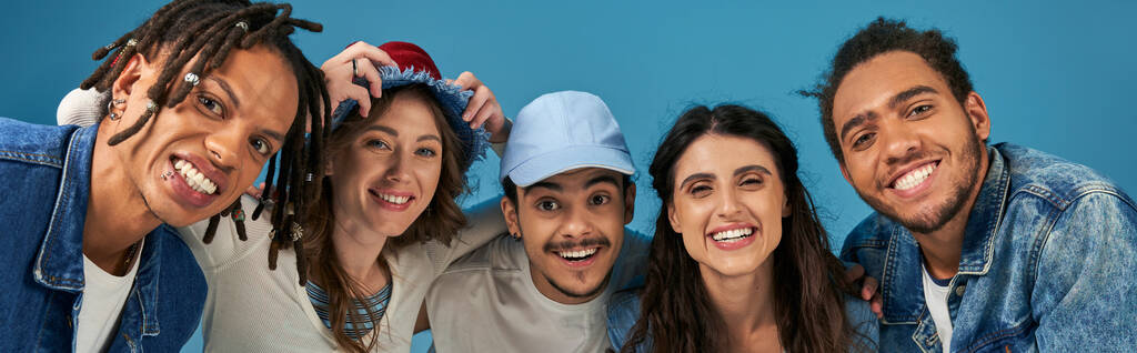 grupowy portret wesołych wielokulturowych przyjaciół w modnym stroju casual na niebieskim tle, sztandar - Zdjęcie, obraz