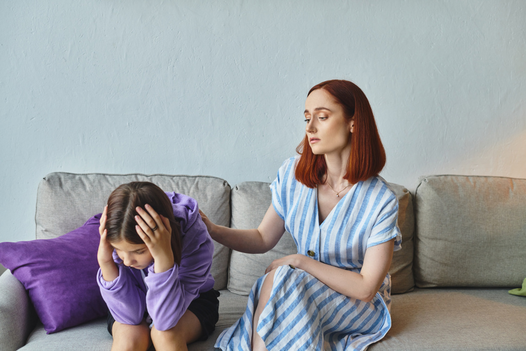 ustaraná matka uklidňující depresivní dospívající dcera sedí se skloněnou hlavou na gauči doma, podpora - Fotografie, Obrázek
