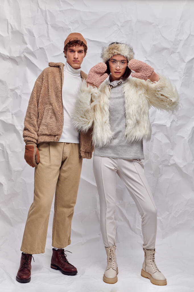 longitud completa de moda vestido pareja interracial en blanco arrugado telón de fondo, estilo de invierno - Foto, Imagen